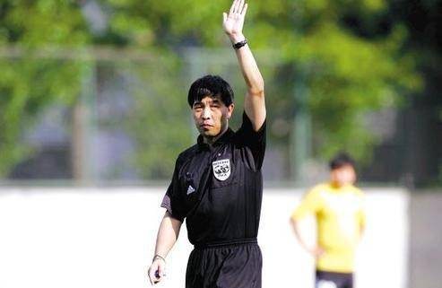 xingkong.com:
陆俊本应成为中国足坛最佳裁判 却受贿沦为黑哨 他现在怎样了?(图2) xingkong.com:
陆俊本应成为中国足坛最佳裁判 却受贿沦为黑哨 他现在怎样了?(图2)