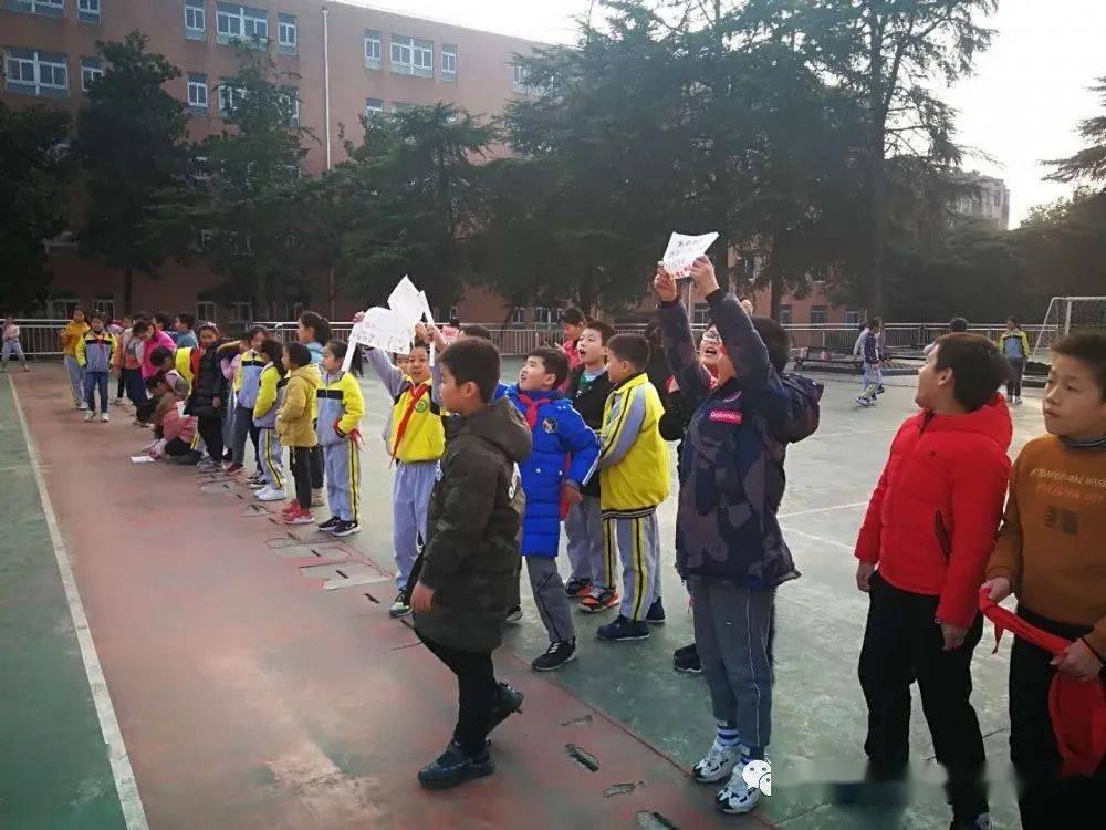 
学校特色运动:“校长杯”校园足球联赛圆满举行：xingkong体育官网登录(图16)